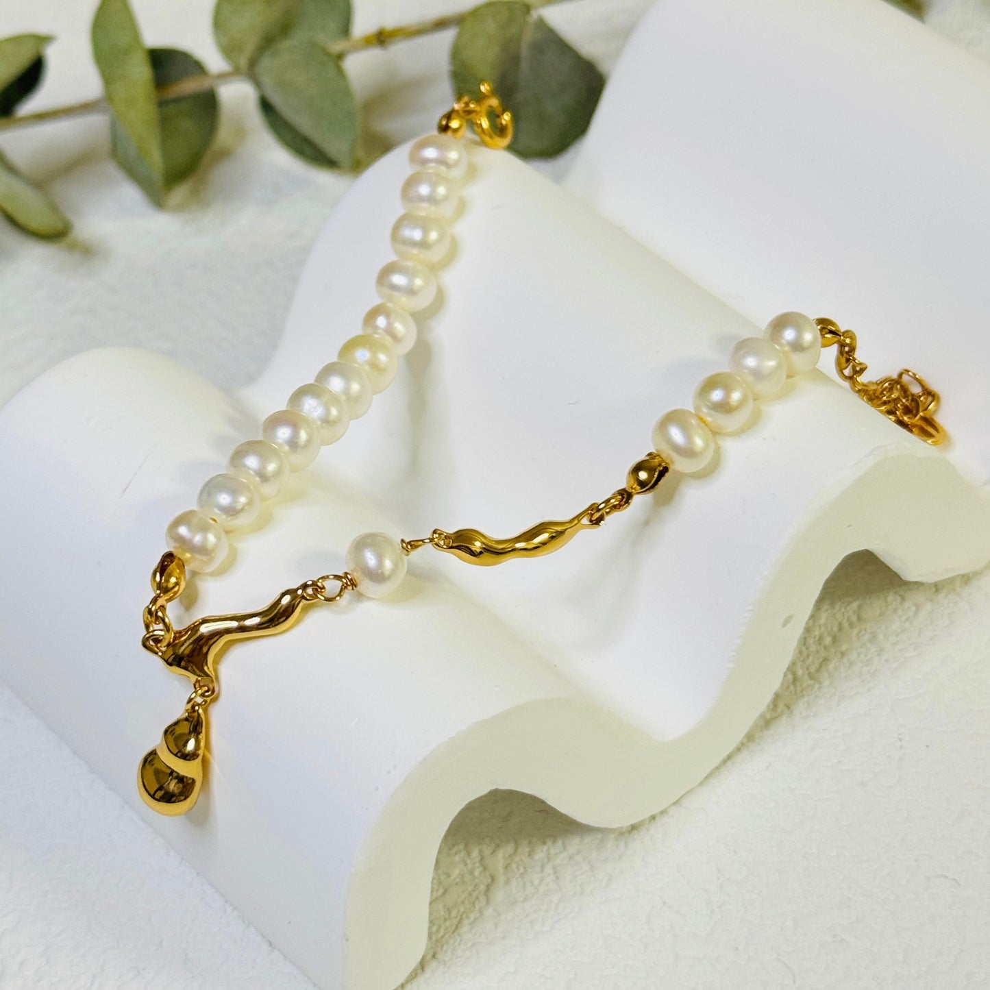 Flow Pearl Bracelet