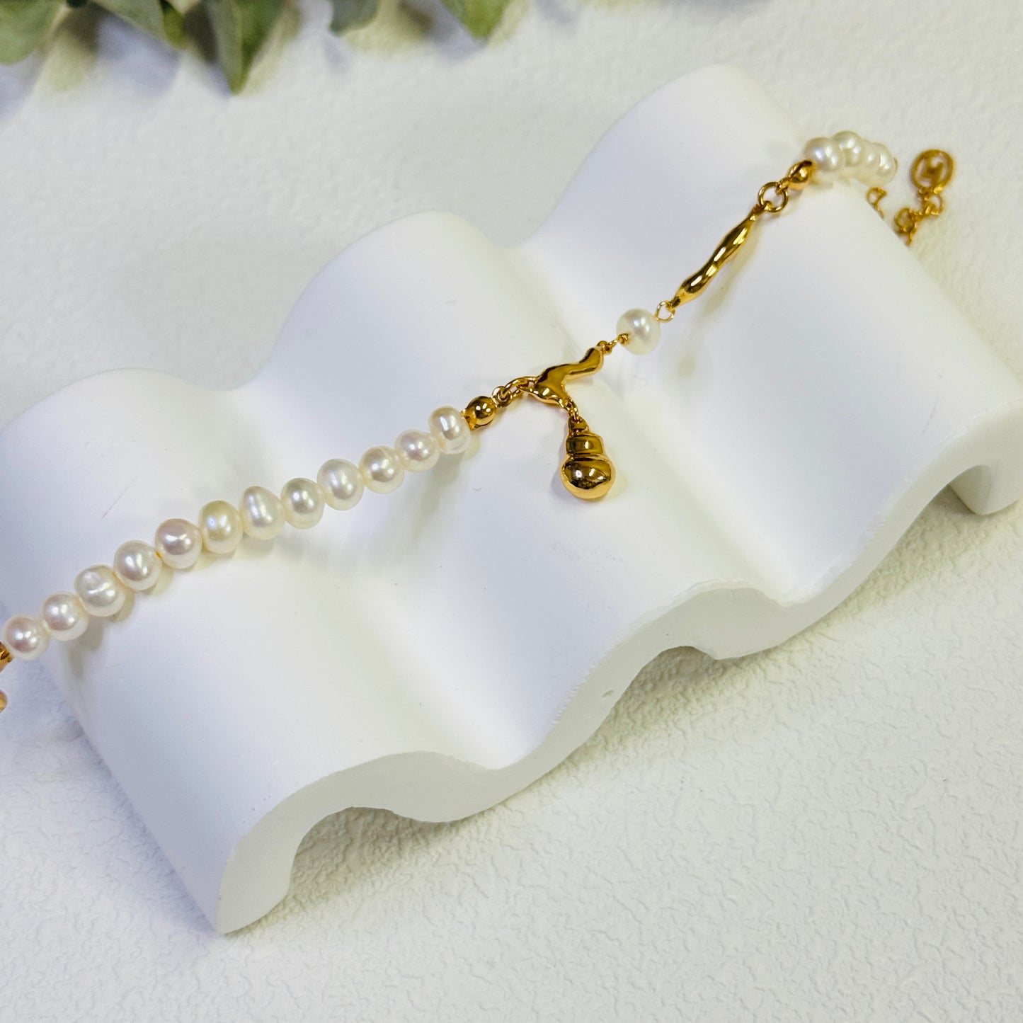 Flow Pearl Bracelet