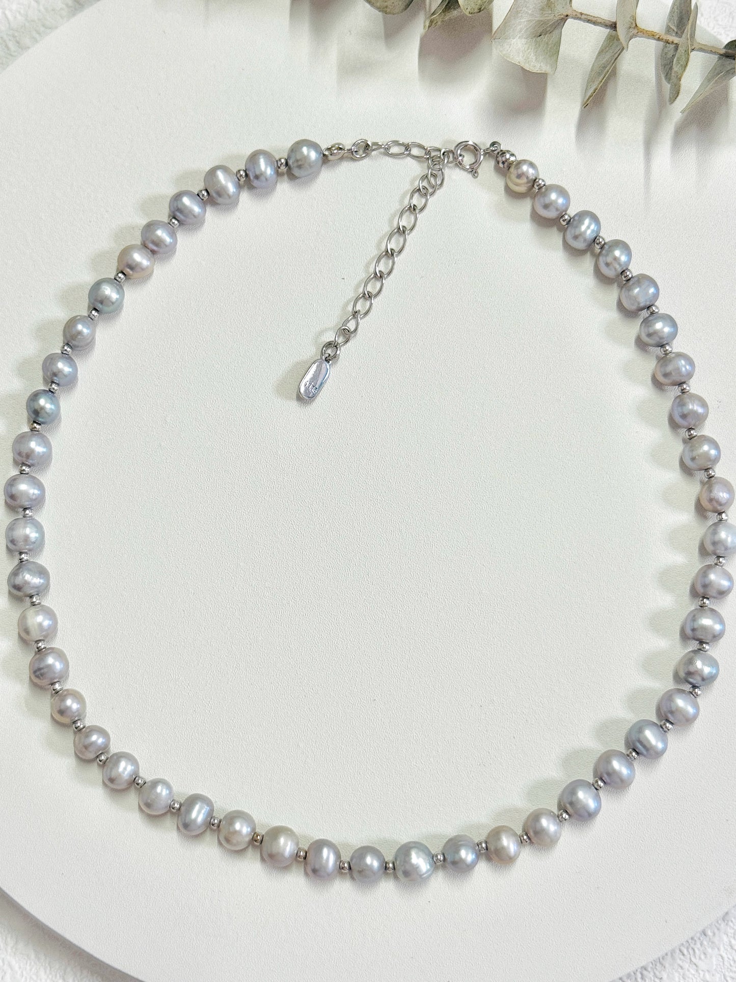 Still Pearl Necklace